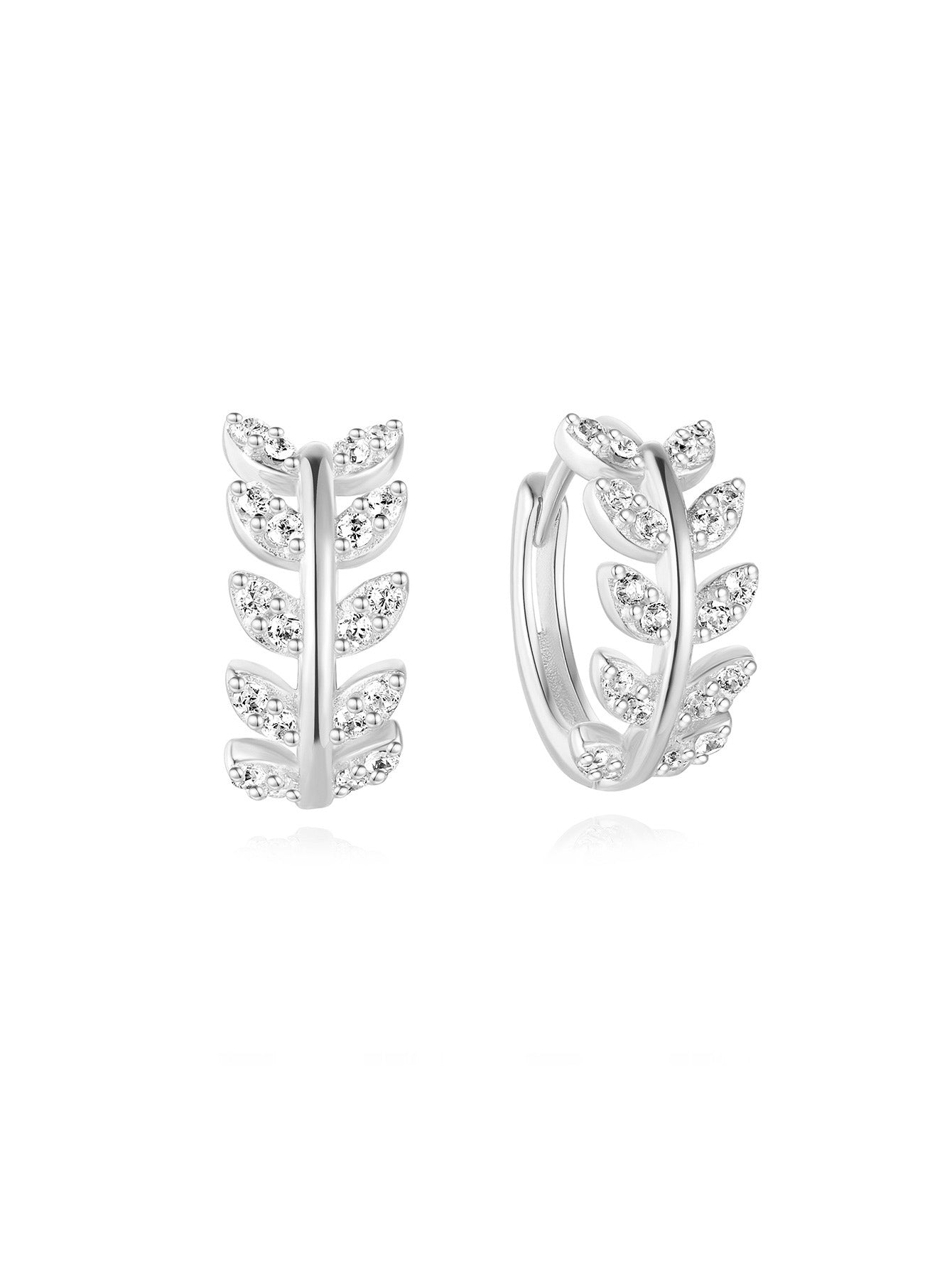 Karolína – Delicately curved gold earrings.