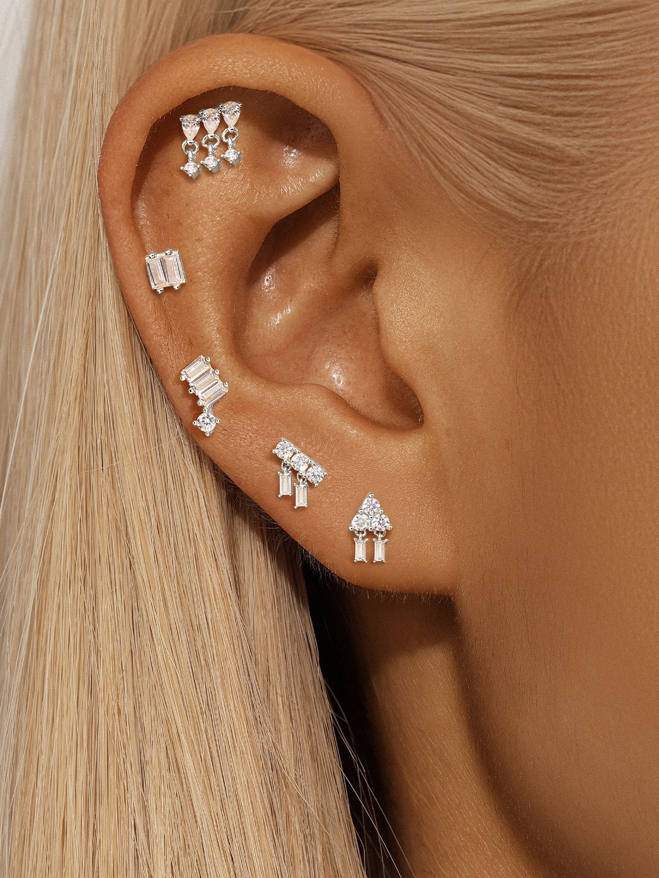 Golden earrings with a delicate curvature