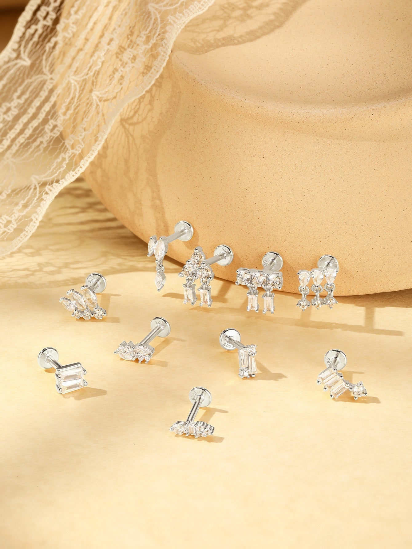 Golden earrings with a delicate curvature