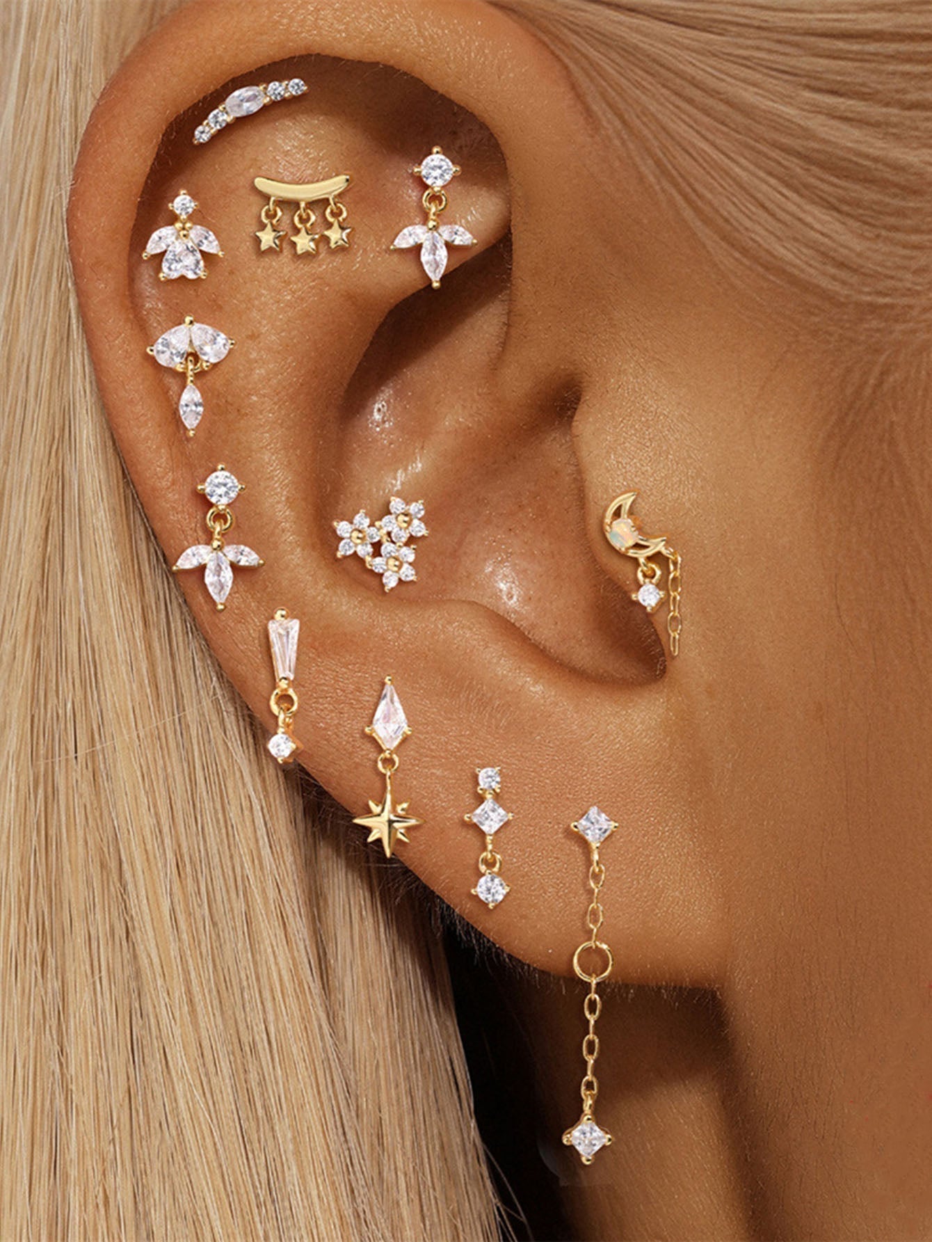 Valentina – delicati orecchini dorati con una morbida curvatura.