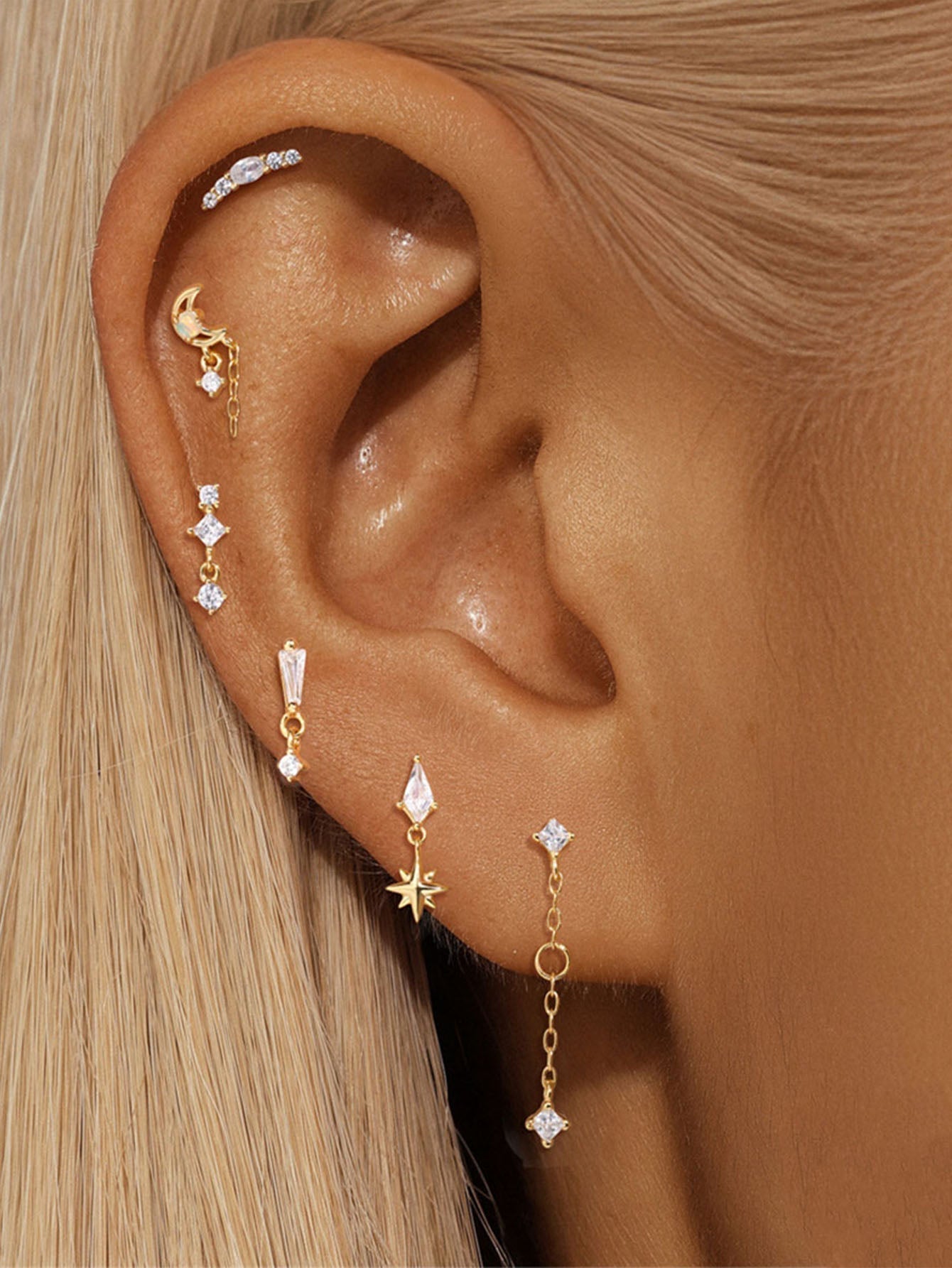 Valentina – delicate golden earrings with a soft curve.