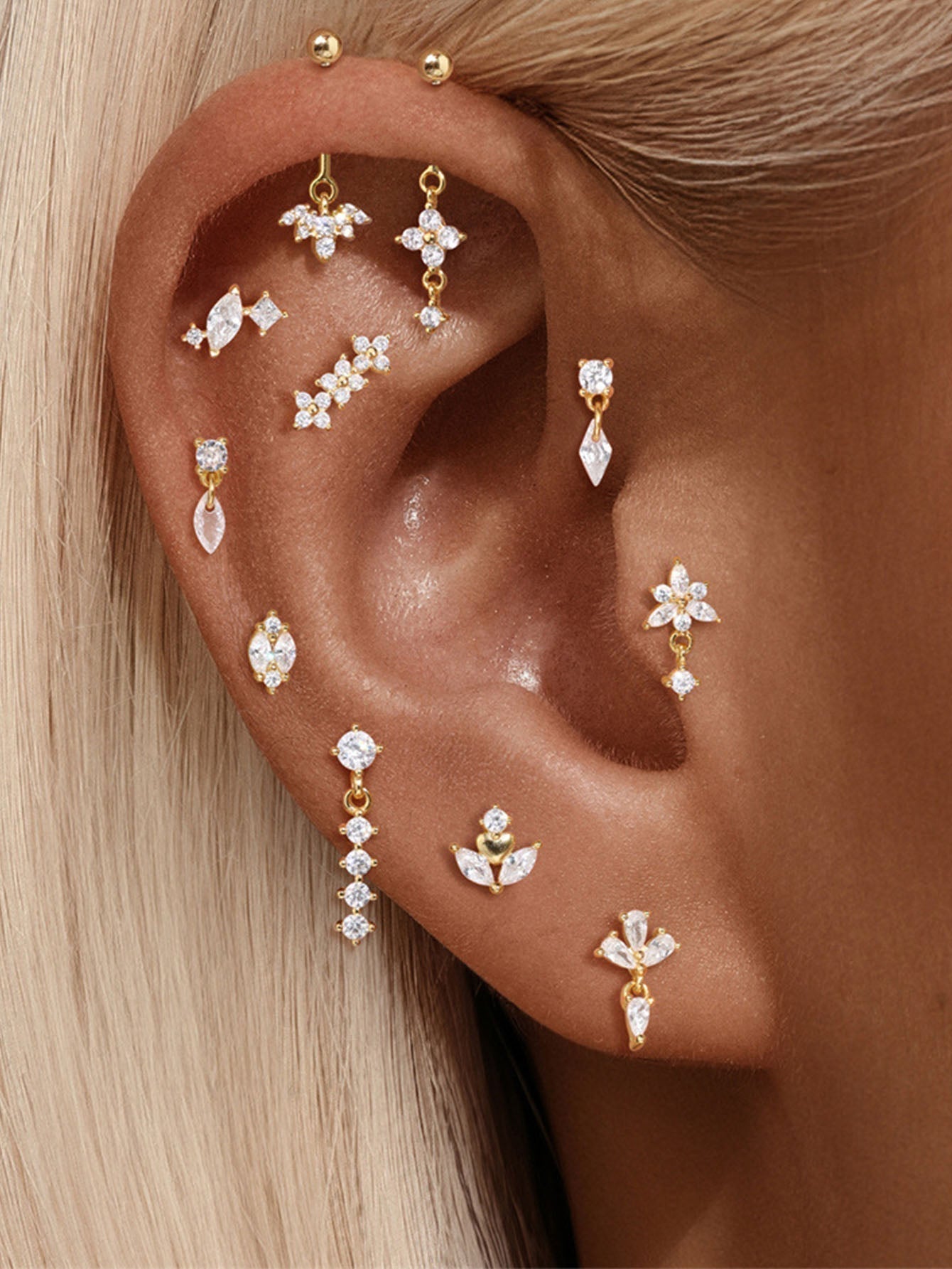 Martina – orecchini dorati dalla linea definita.