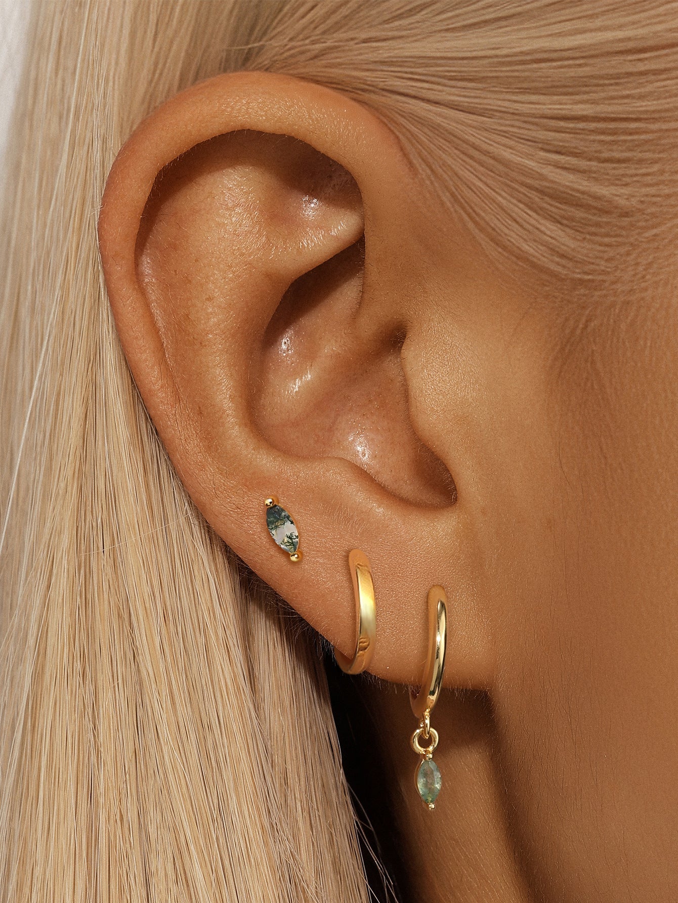 Mona – Gold earrings with a fluid design.