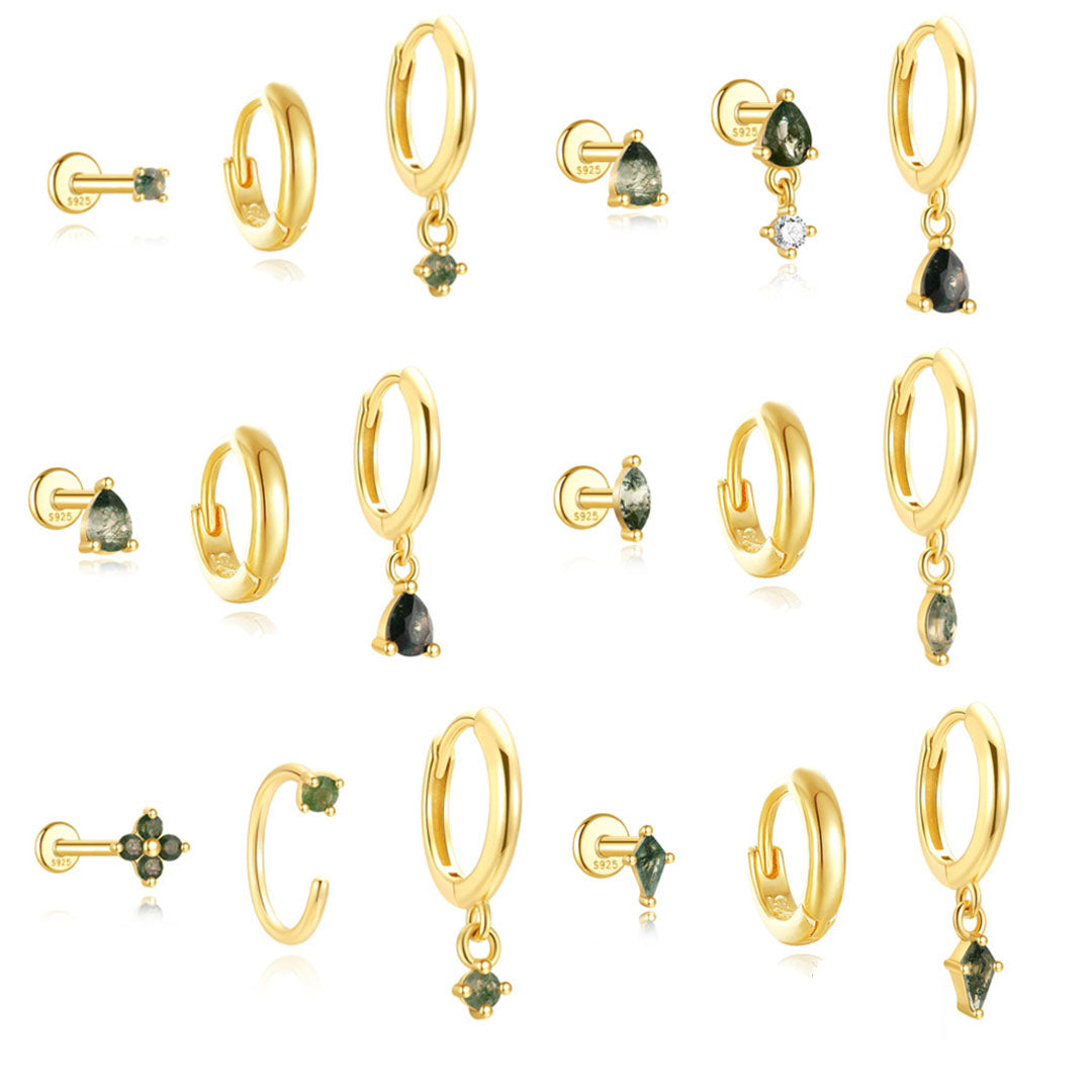 Mona – Gold earrings with a fluid design.