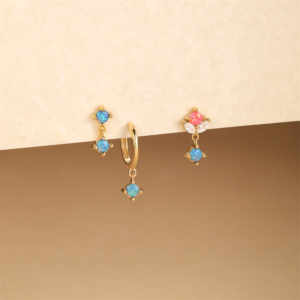 Lena – Delicate gold earrings with shine.