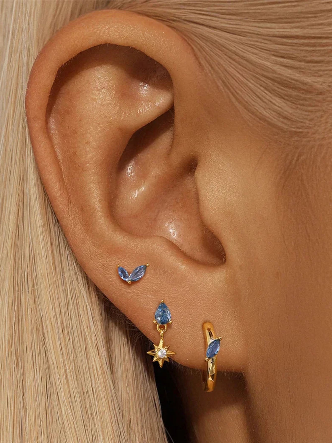 Petra – Delicate gold earrings with an organic design.