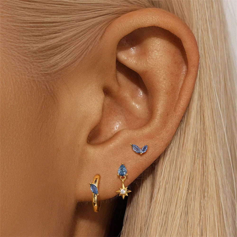 Petra – Delicate gold earrings with an organic design.