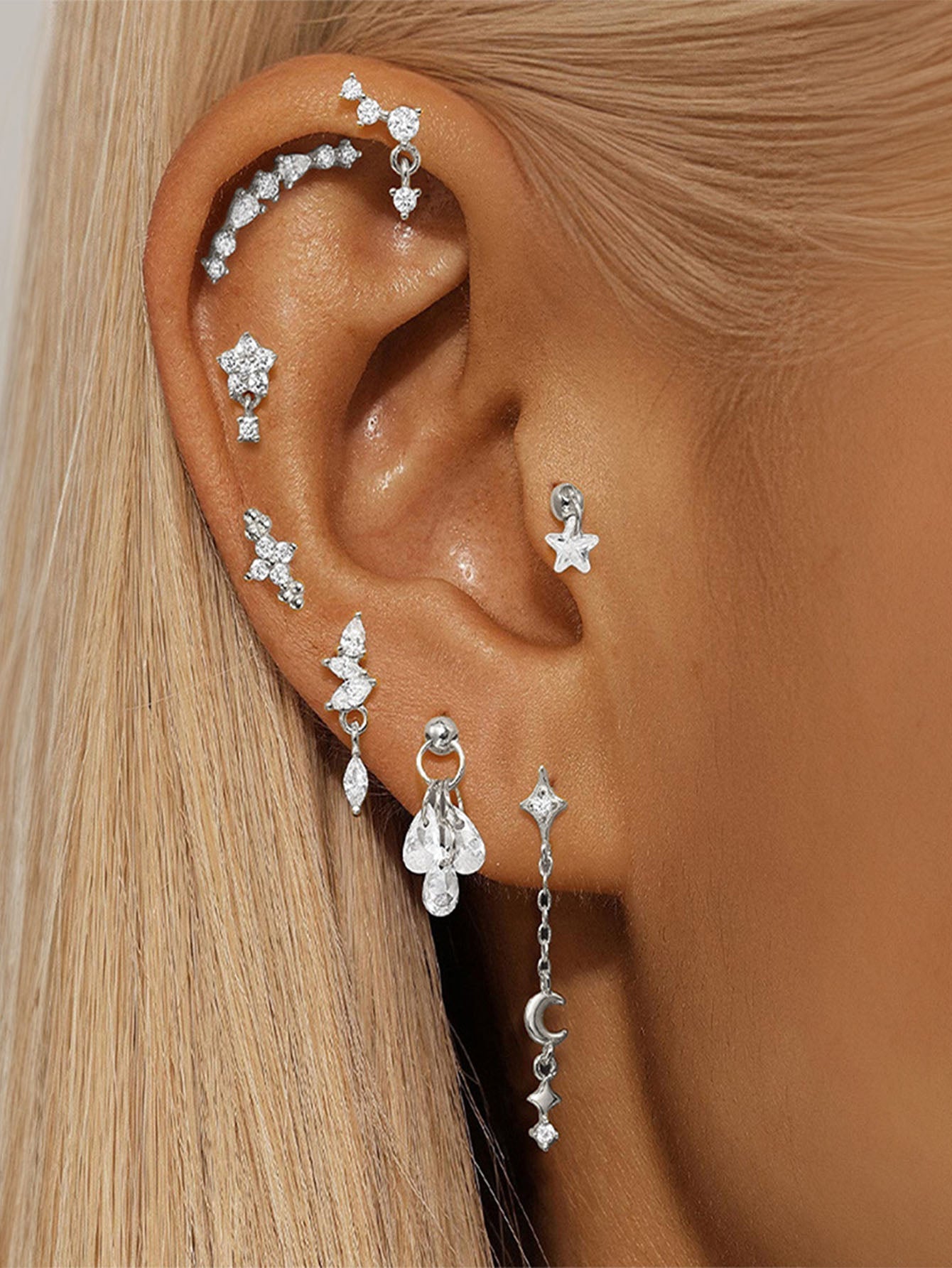 Selina – delicate gold earrings with moving detail.