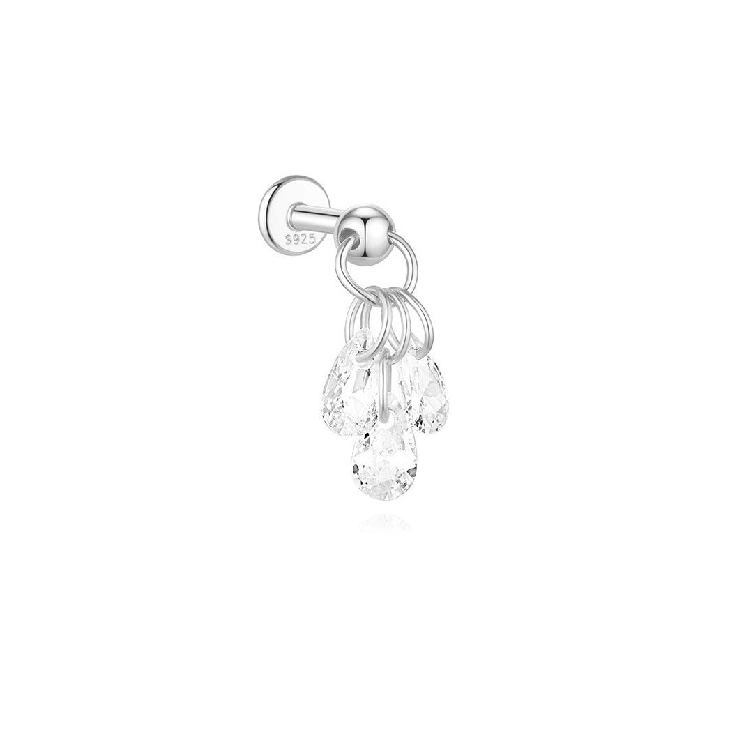 Lina – golden earrings with a filigree curvature.