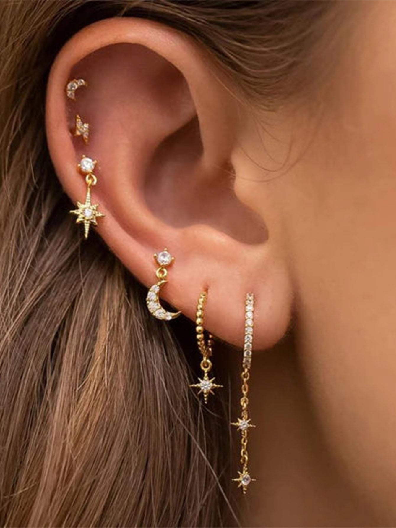 Pavlína – Delicate gold earrings with a modern look.