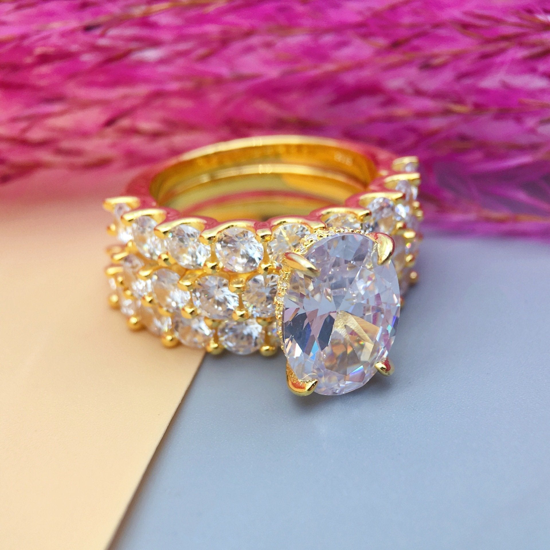 Greta – Silver ring with diamonds and ornament.