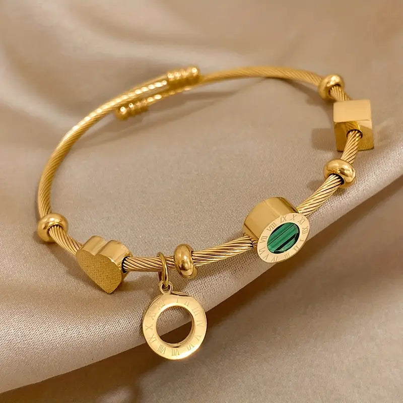 Annika – Gold bracelet with delicate links.