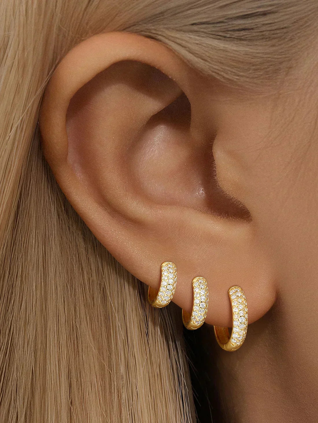 Sina – Gold earrings with minimalist elegance.