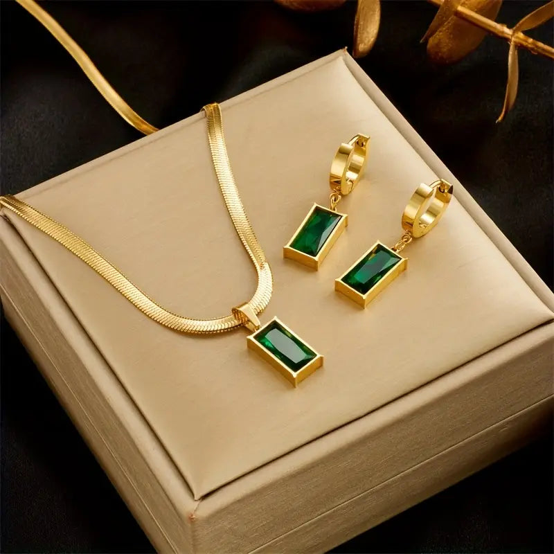 Victoria – Gold jewelry with emeralds.