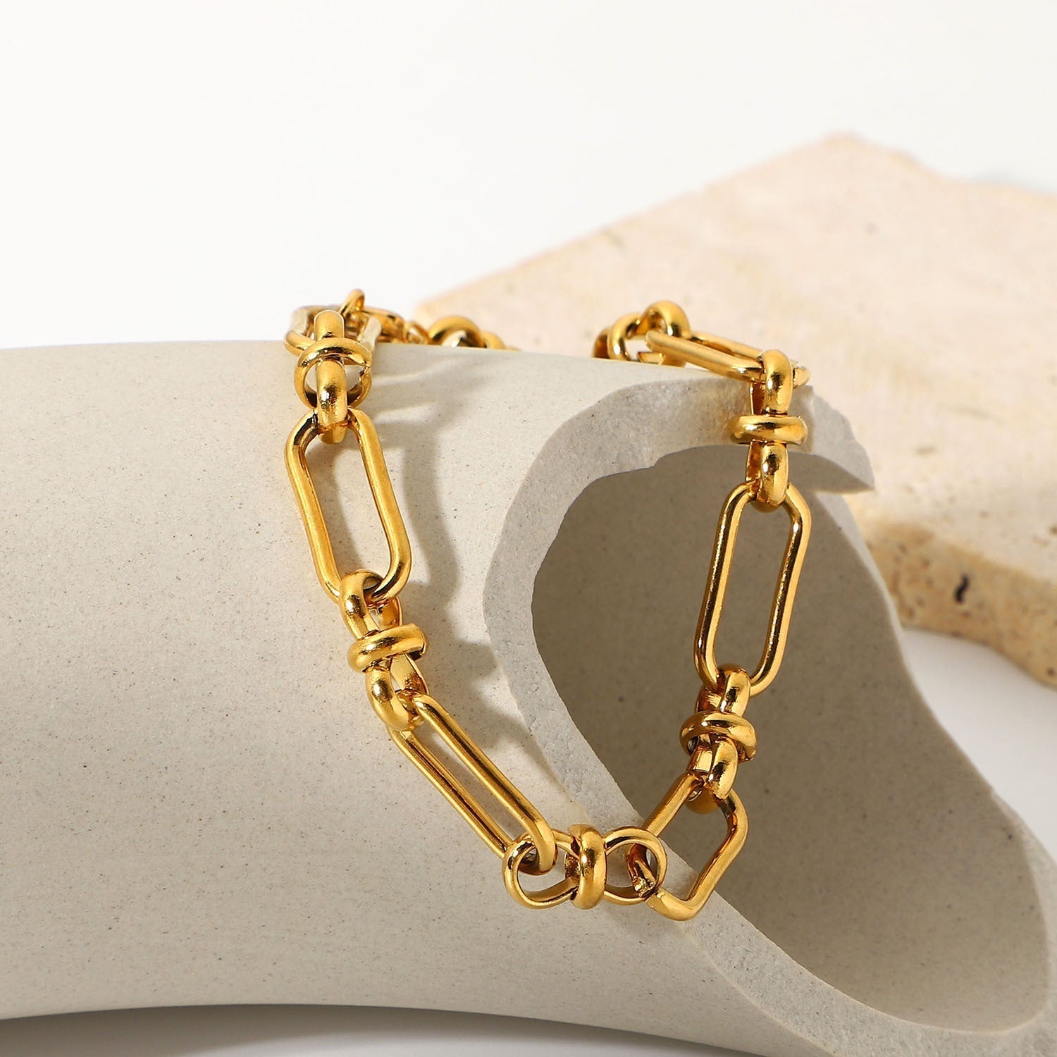 Marisa – Gold bracelet with a delicate double structure.