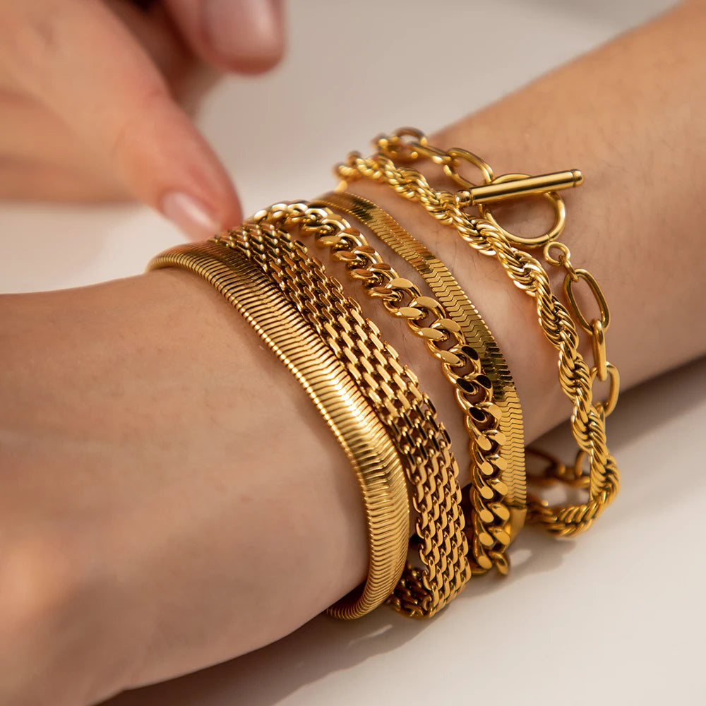 Tereza – Gold bracelet with double chain effect.