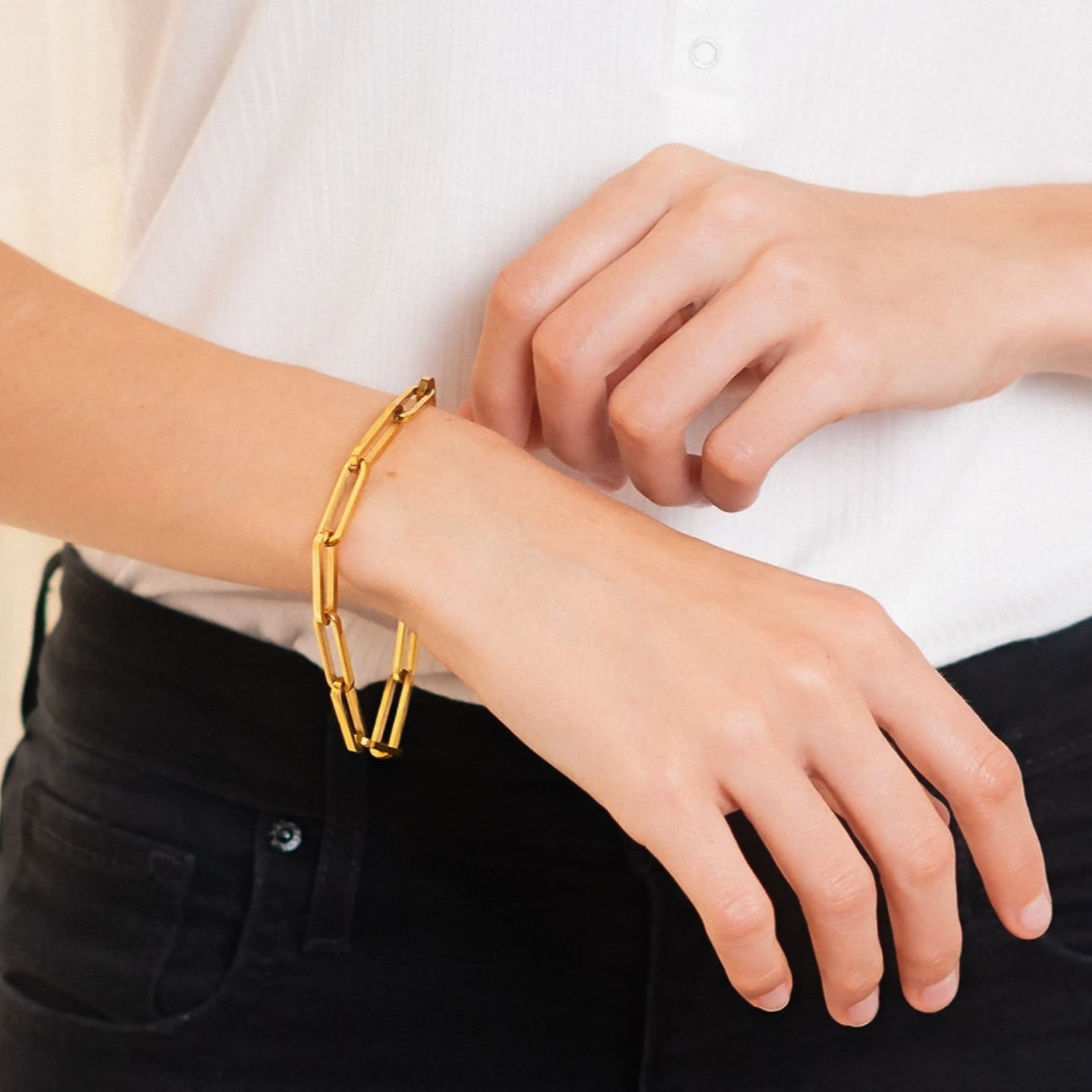 Anna – Gold bracelet with layered design.