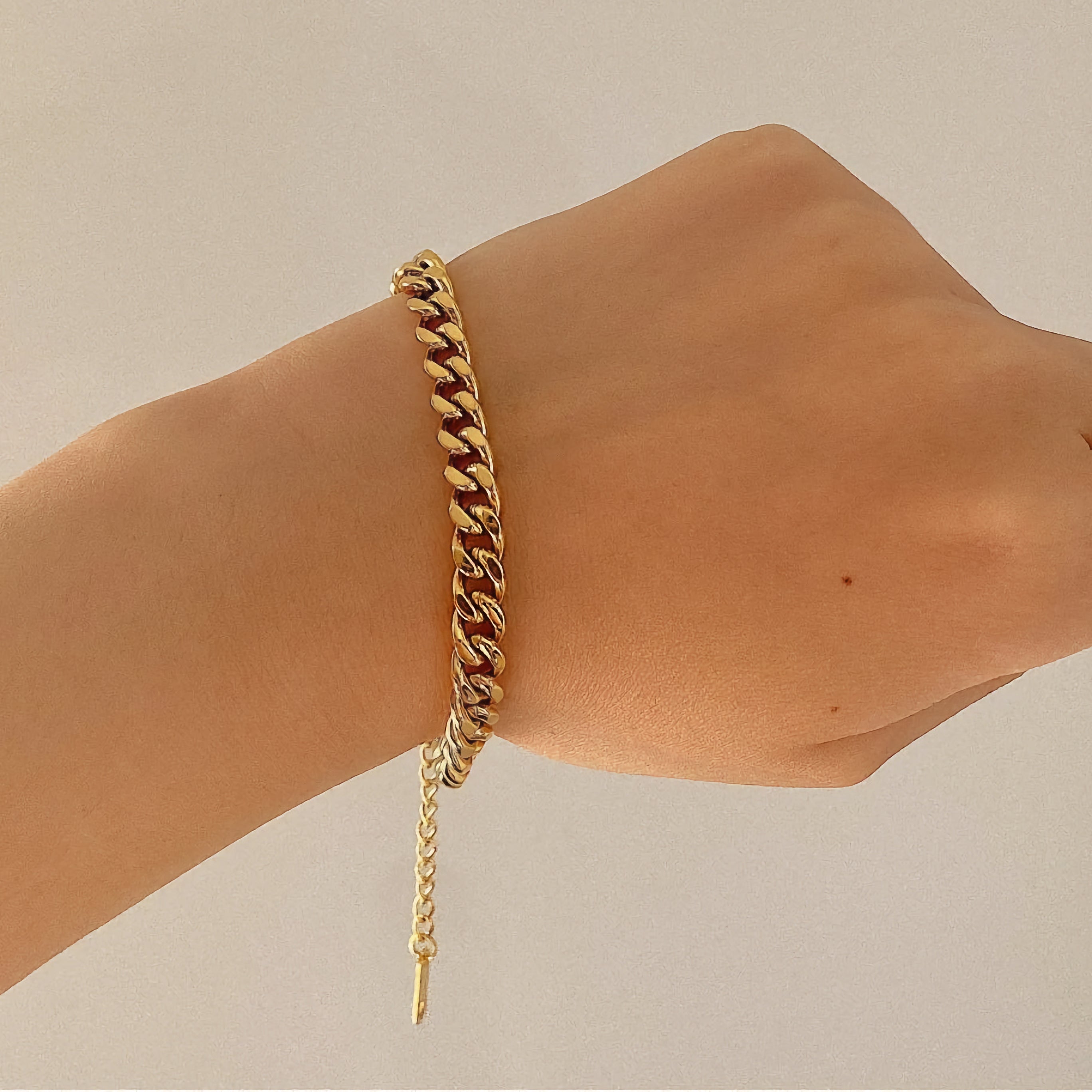 Sofia – Un delicato bracciale in oro con un delicato pendente.