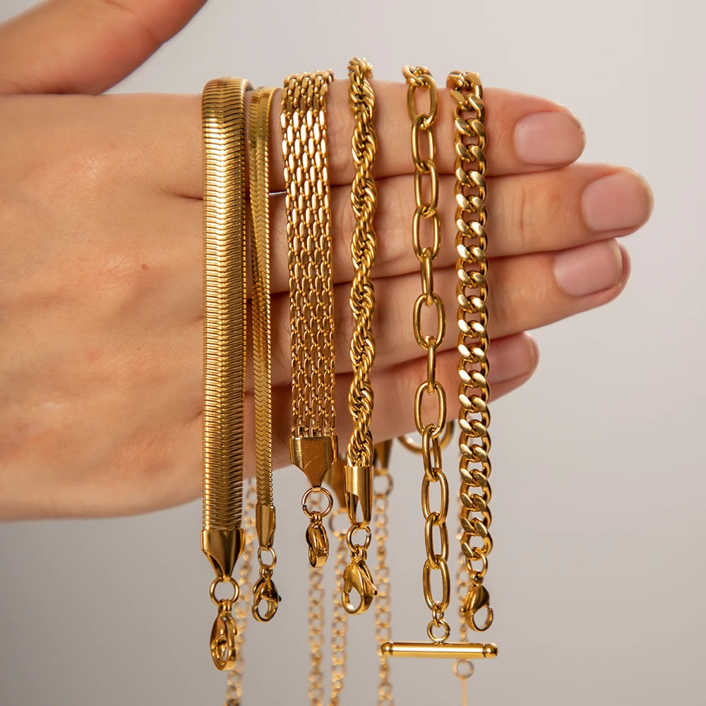 Tereza – Gold bracelet with double chain effect.