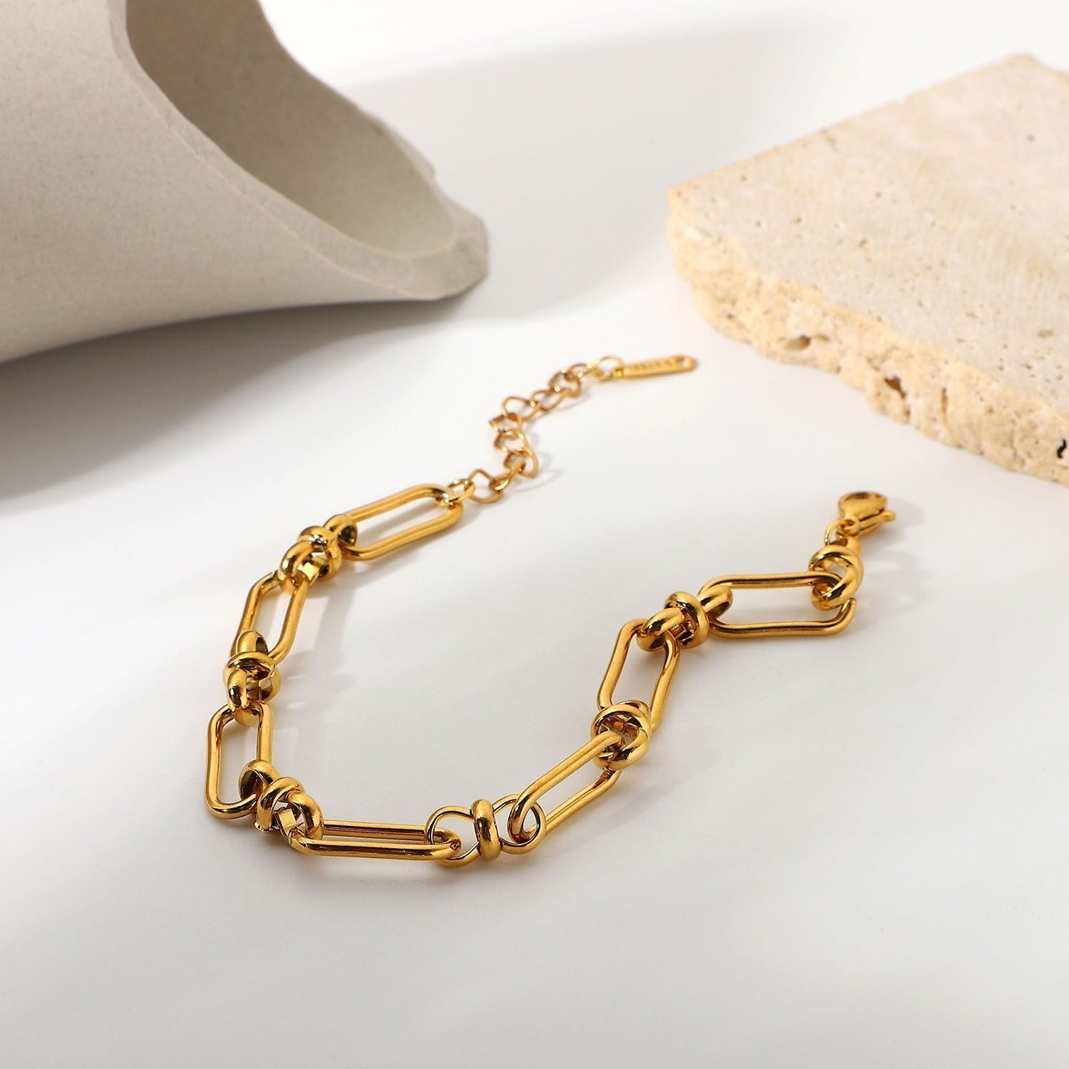Marisa – Gold bracelet with a delicate double structure.