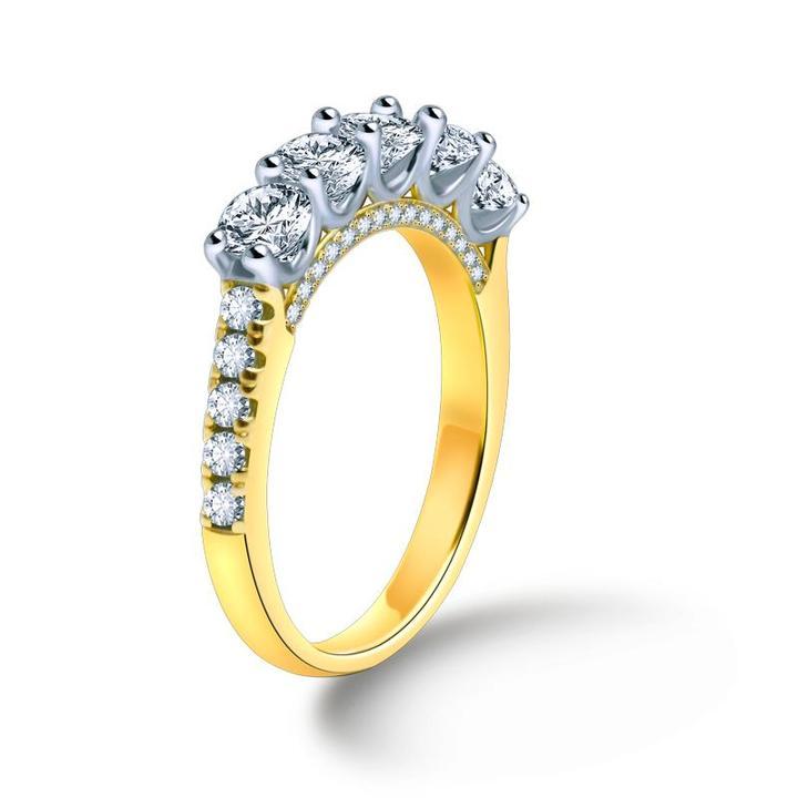 Amélie – Delicate diamond ring with crown decoration.