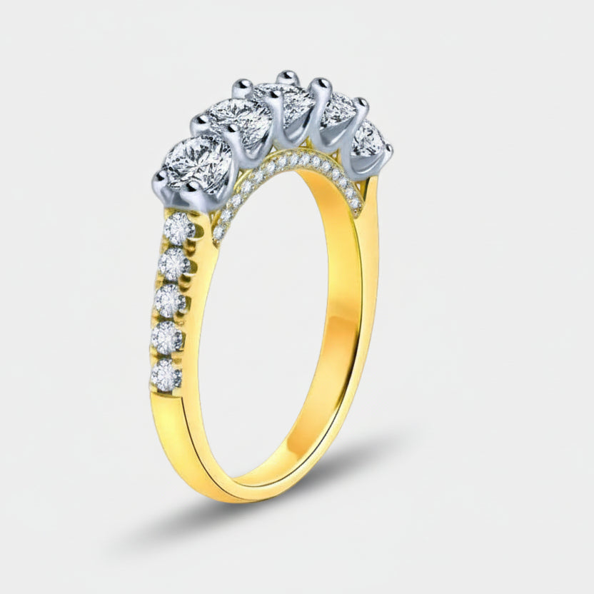 Amélie – Delicate diamond ring with crown decoration.