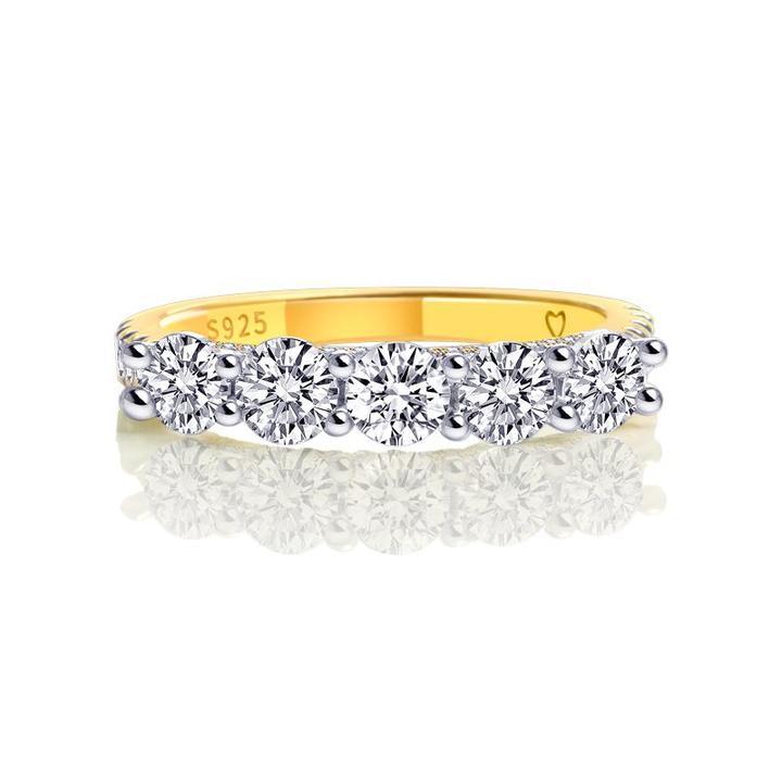 Amélie – Delicate diamond ring with crown decoration.