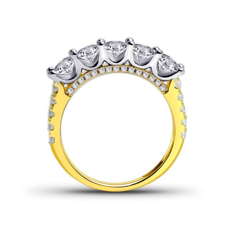Amélie – Delicate diamond ring with crown decoration.