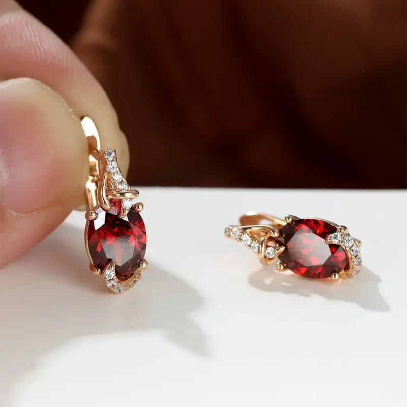 Karla – Gold earrings with ruby ​​reflections.