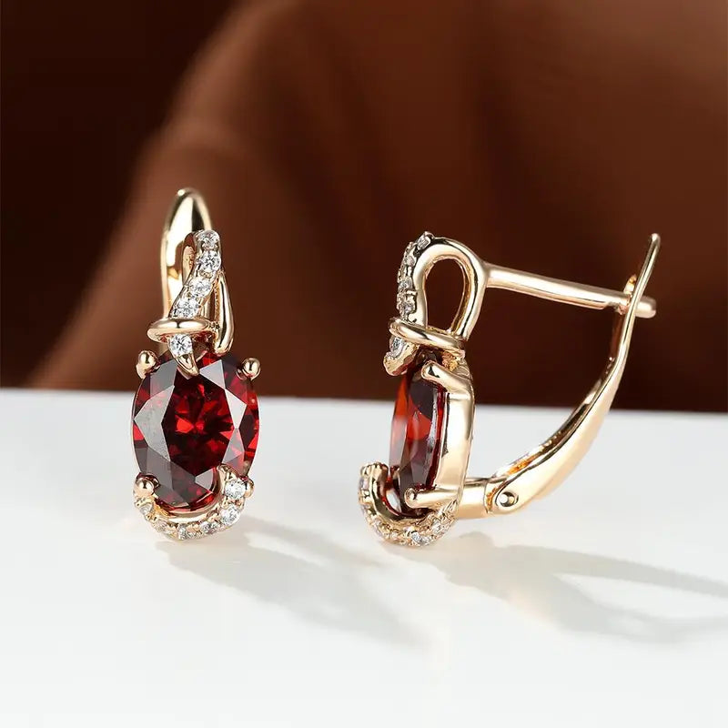 Karla – Gold earrings with ruby ​​reflections.