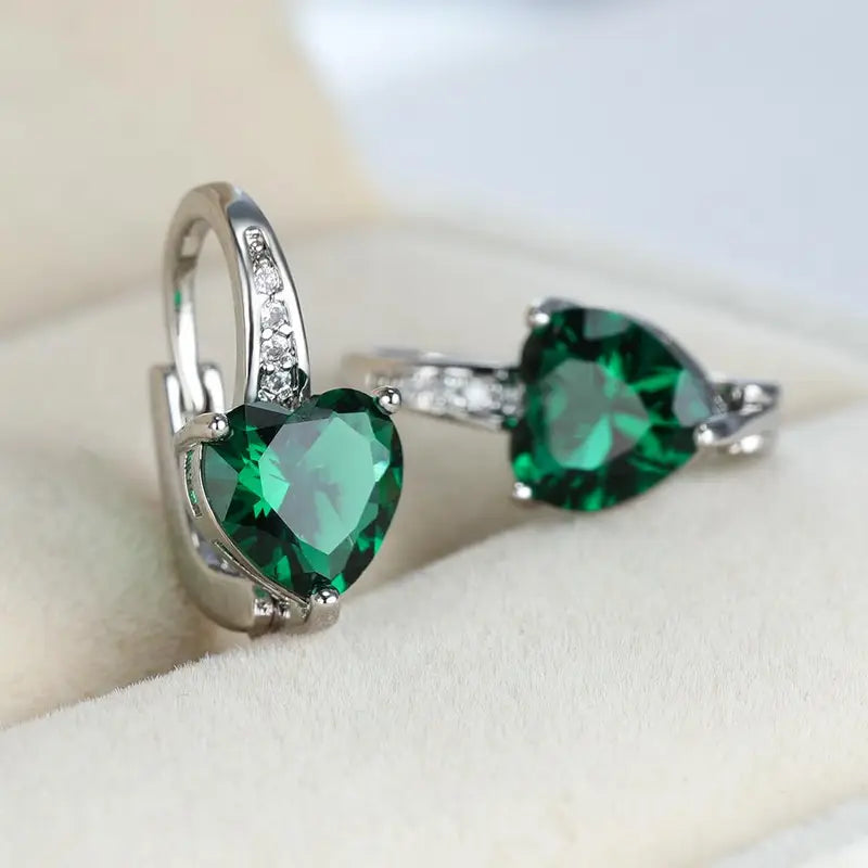 Johana – Ring with two emeralds in a silver setting.