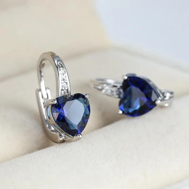 Isabela – Ring with central sapphire.