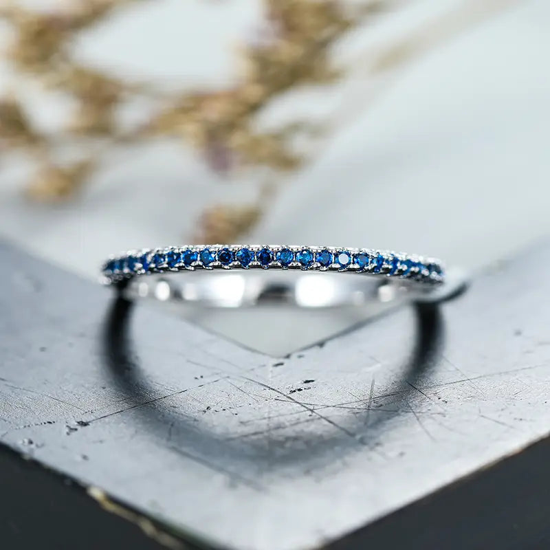 Marleen – Delicate bracelet with sapphire decoration.
