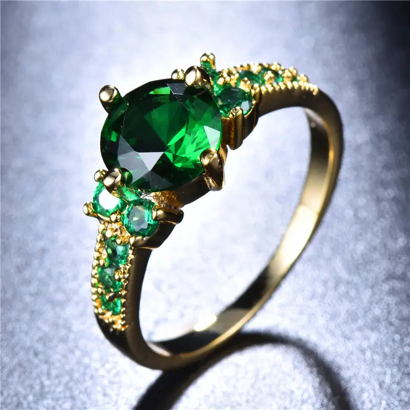 Helga – Ring with emerald and detailed leaf.