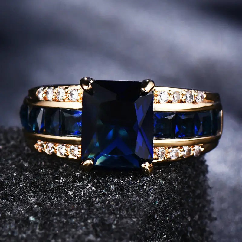 Annelie – Gold-plated ring with square sapphire.