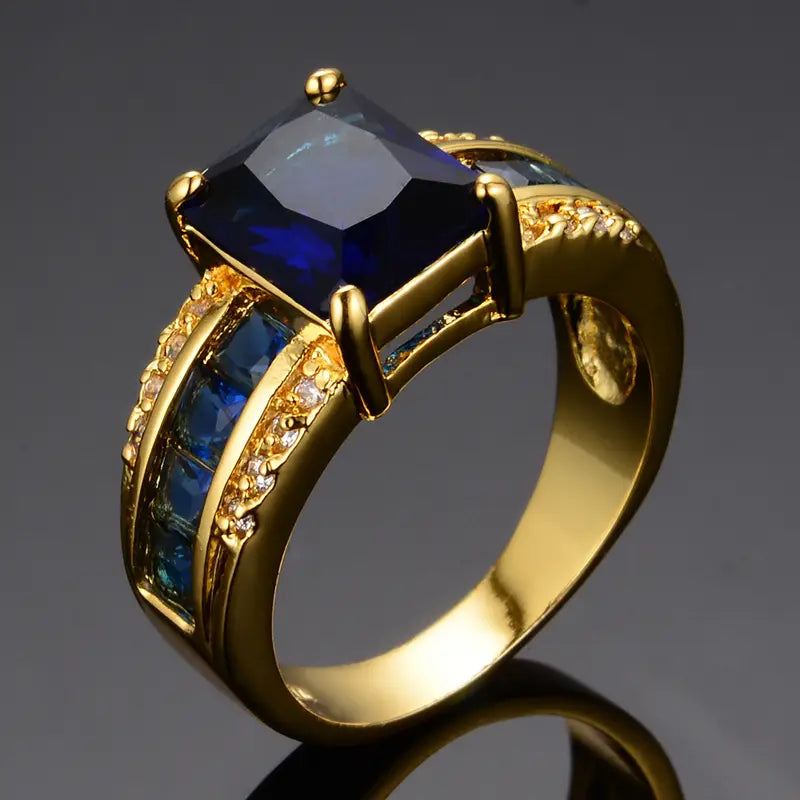 Annelie – Gold-plated ring with square sapphire.