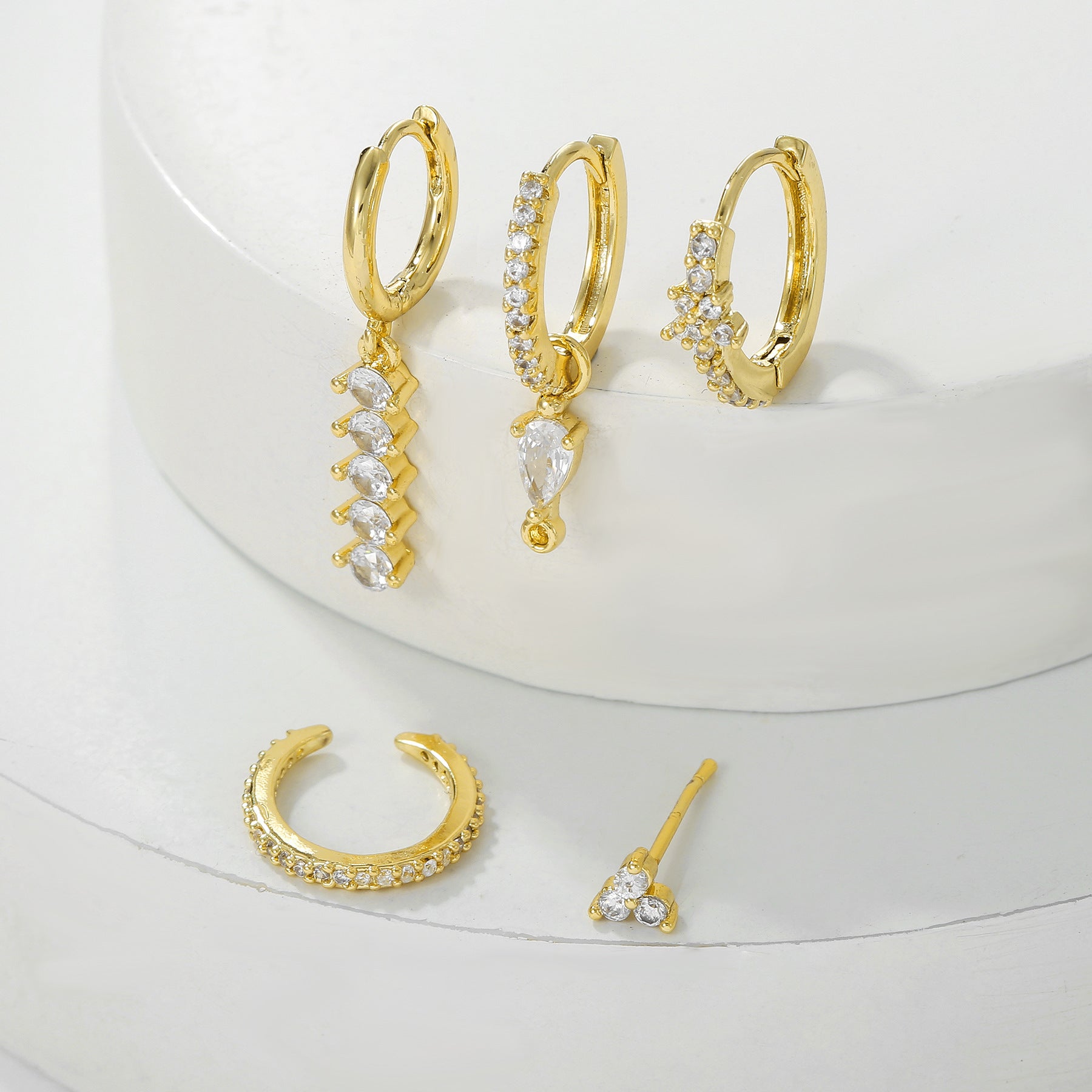 Lívia – Gold earrings with a delicate shine.