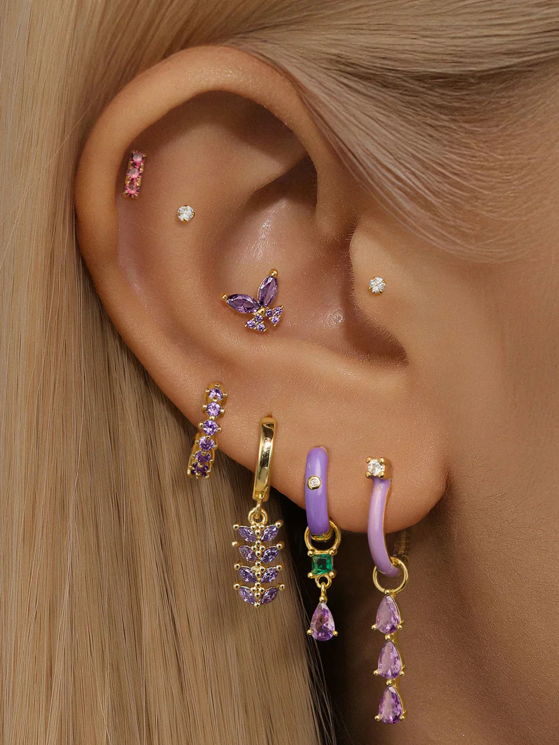 Isabela – Delicate gold earrings with a geometric shape.