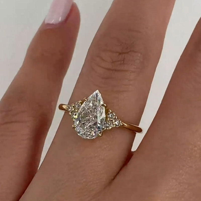 Clarissa – Pear Cut Diamond Ring in Gold.