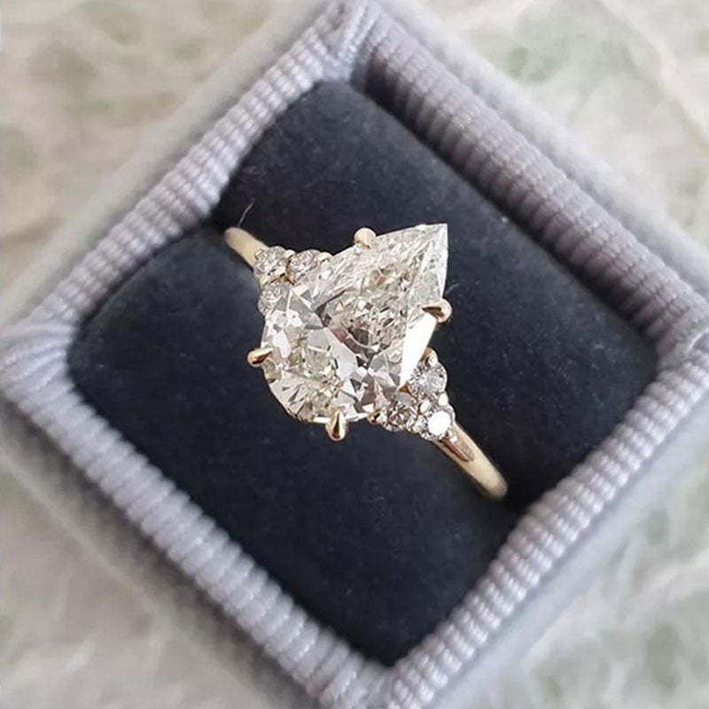 Clarissa – Pear Cut Diamond Ring in Gold.