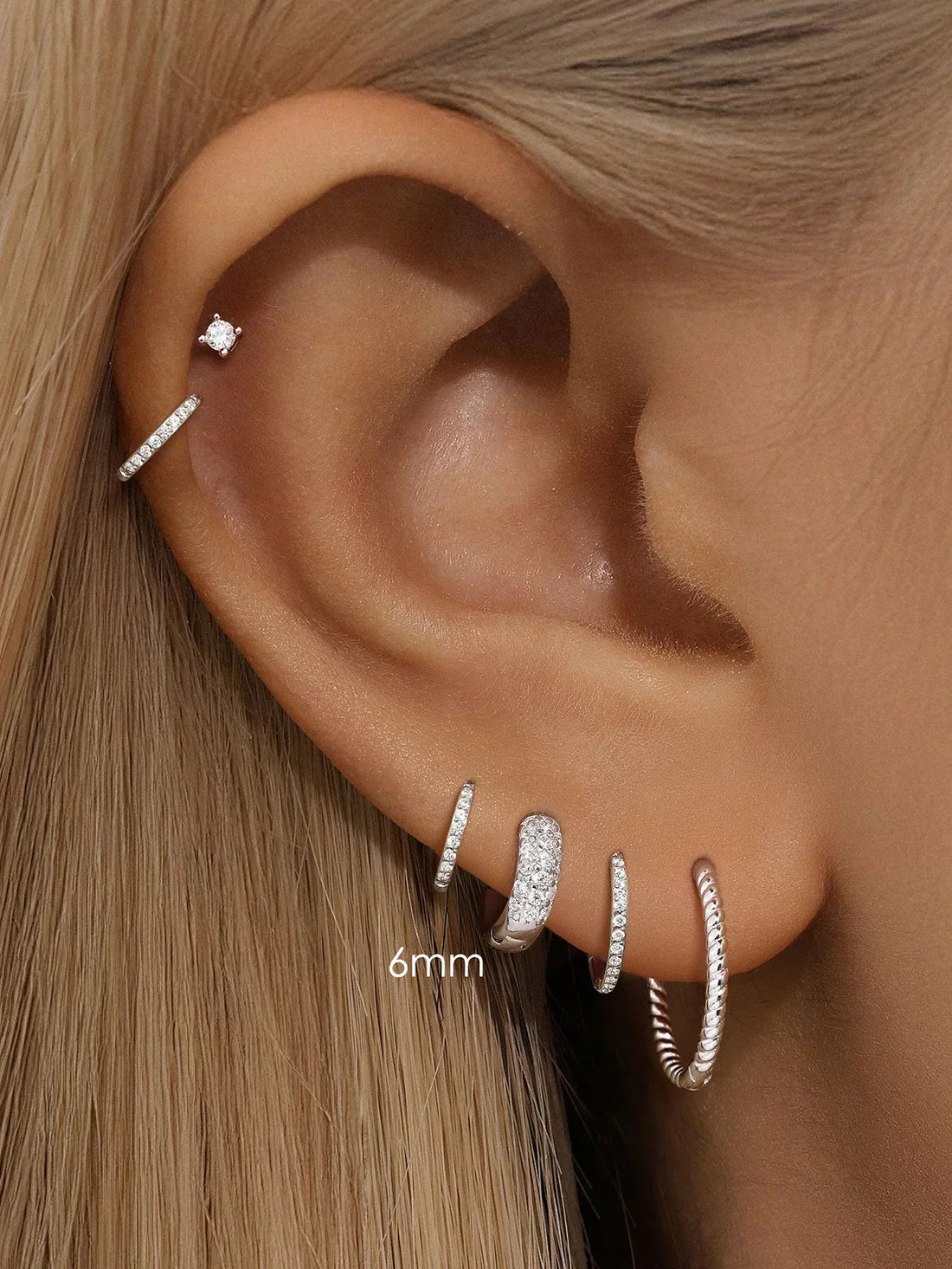 Sina – Gold earrings with minimalist elegance.