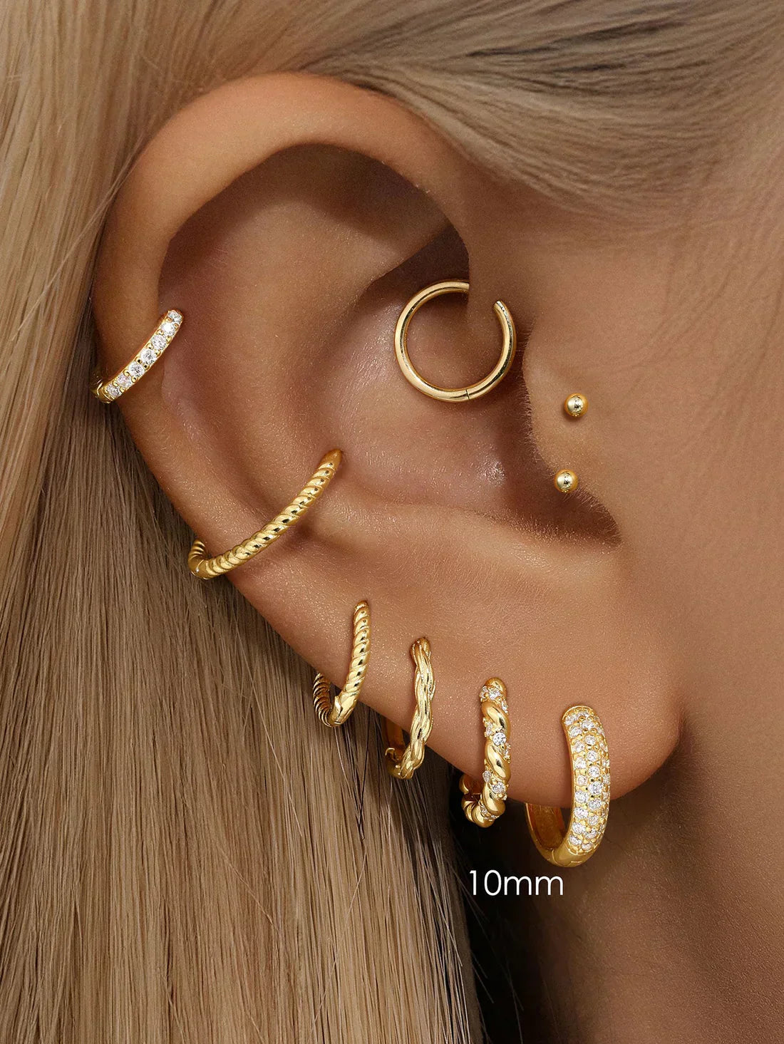 Sina – Gold earrings with minimalist elegance.