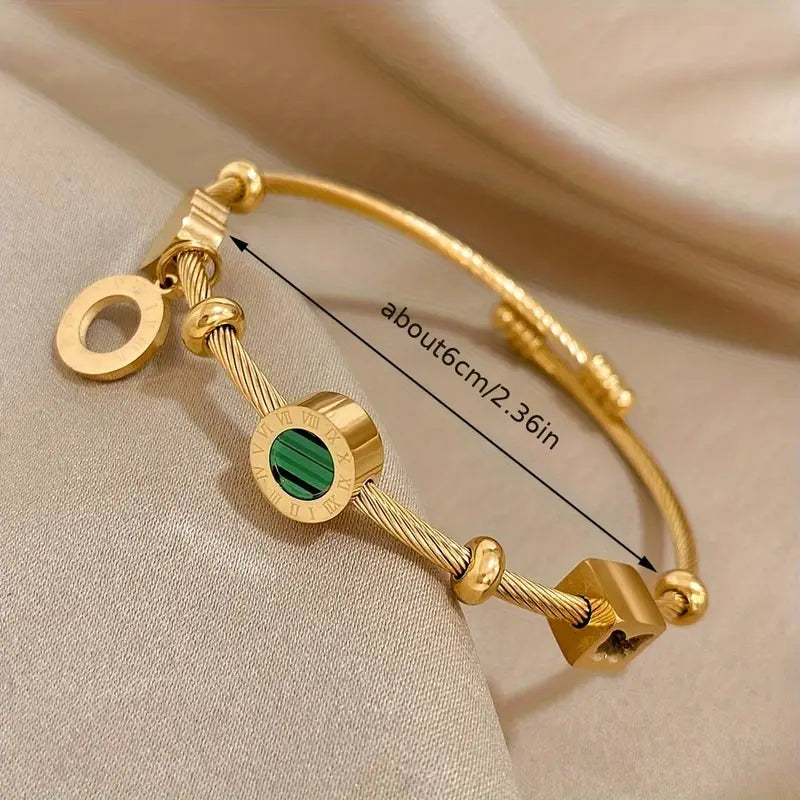Annika – Gold bracelet with delicate links.