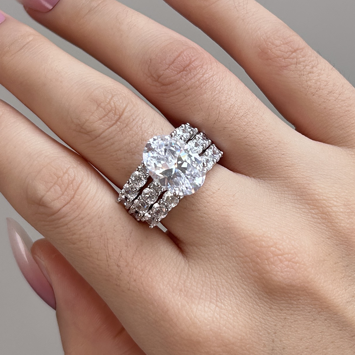 Greta – Silver ring with diamonds and ornament.