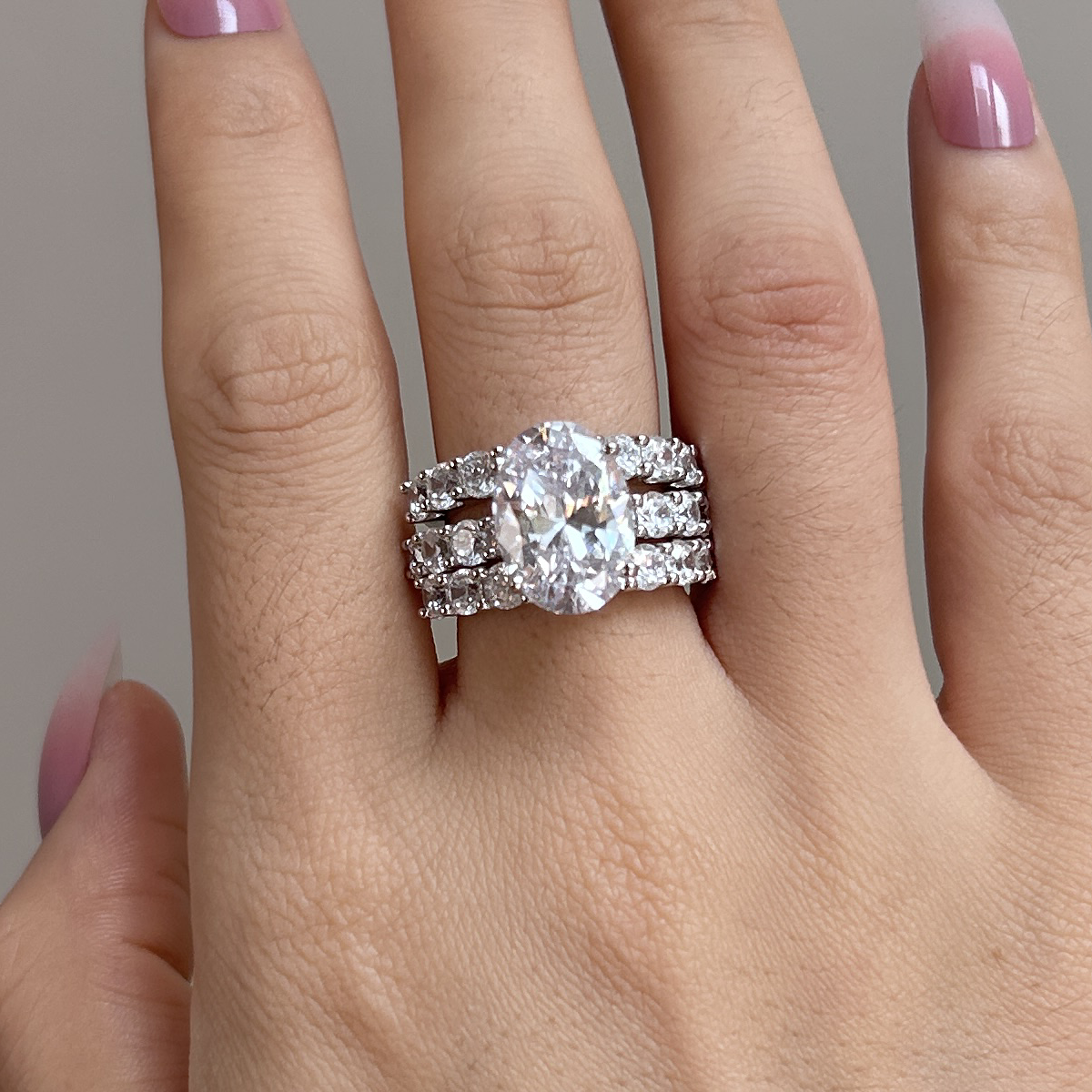 Greta – Silver ring with diamonds and ornament.