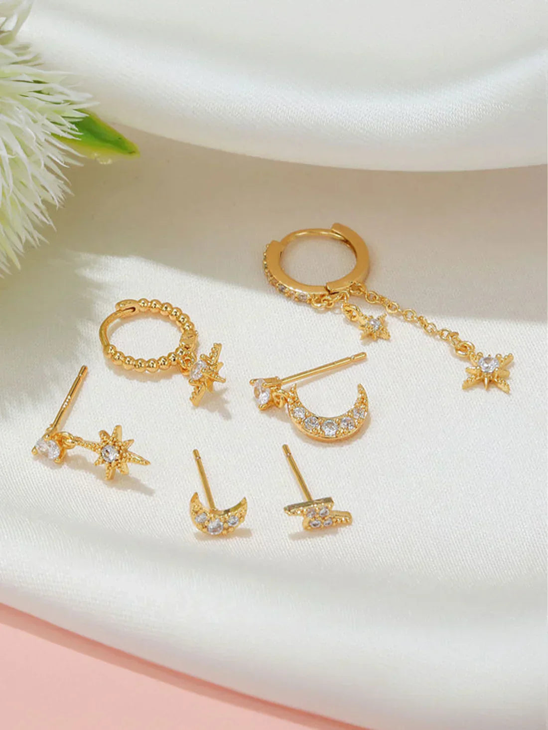 Pavlína – Delicati orecchini in oro dal look moderno.