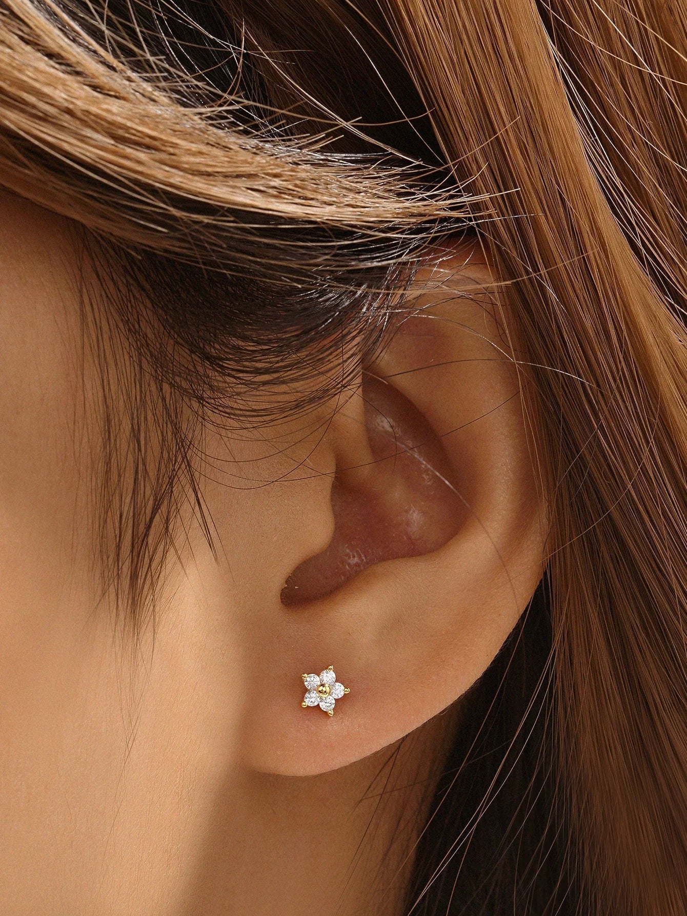 Clarissa – Gold earrings with a delicate square shape.