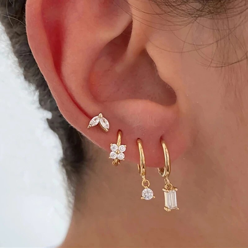 Melanie – Delicate gold earrings with a delicate texture.