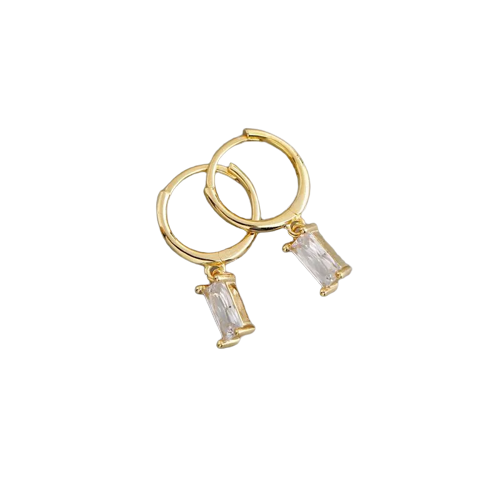Melanie – Delicate gold earrings with a delicate texture.