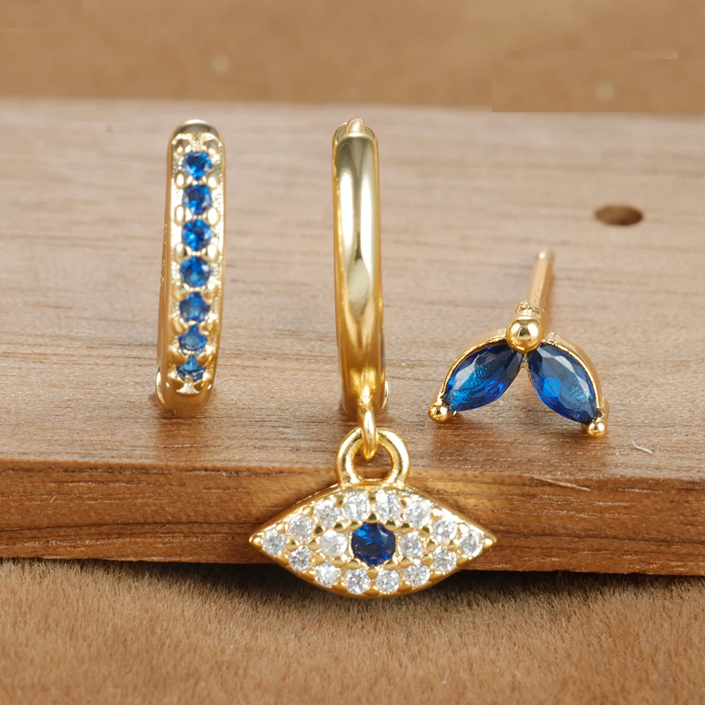 Leandra – Gold earrings with a refined shape.